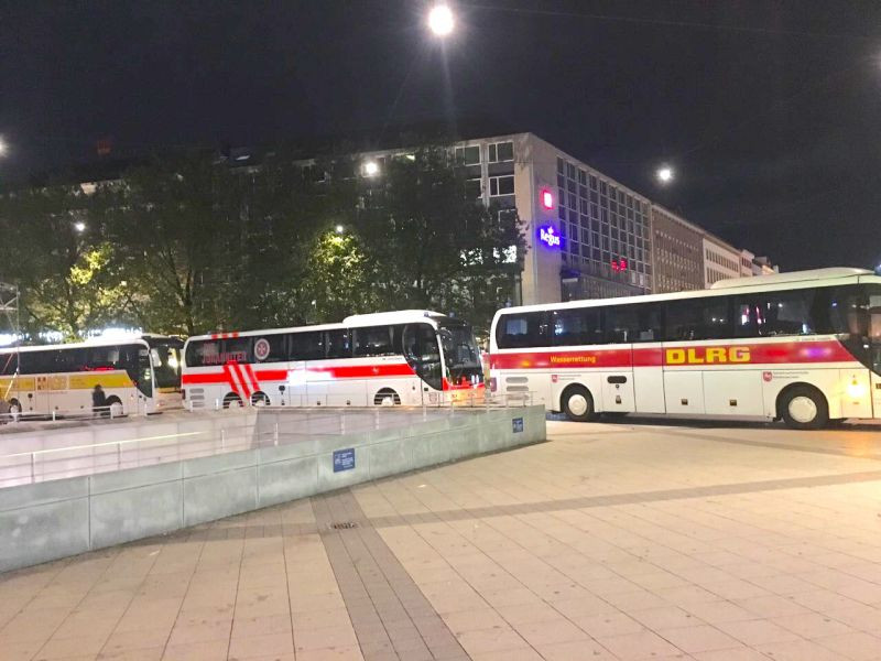 Katastrophenschutzbusse am Hauptbahnhof Hannover. Bildquelle: DLRG OG Nienburg/W. e.V.