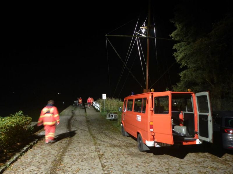 Nach dem Abbruch des Einsatzes slippen die Helfer die Boote an unser Rettungswache.