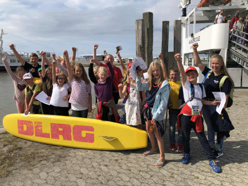 Die Sparkasse Cuxhaven-Osterholz unterstützt eine Schulgruppe beim Schwimmen lernen.