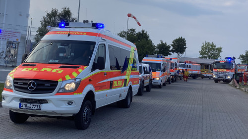 Ein DLRG-Landeseinsatzzug in Aufstellung für die Kolonnenfahrt. Verschiedene DLRG-Einsatzfahrzeuge stellen sich zur Kolonne auf.