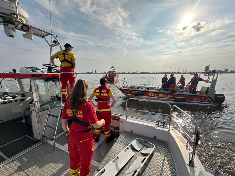 DLRG Motorrettungsboot 'Pinnau' und Feuerwehrboot 'Henry Köpke' von DLRG Motorrettungsboot 'Kiek ut' aus auf Elbe 