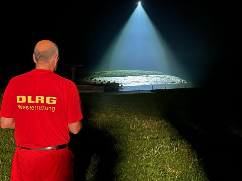 Einsatzdrohne auf der Suche mit Scheinwerfer